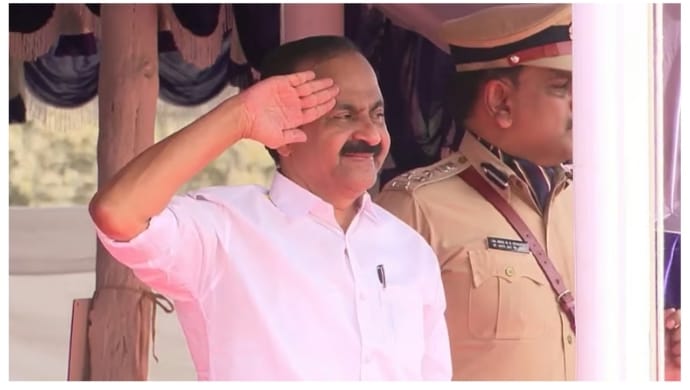 രാഷ്ട്രീയാന്ധതയും വിദ്വേഷവും വെടിഞ്ഞ്, ഒറ്റക്കെട്ടായി മുന്നേറണമെന്ന് മുഖ്യമന്ത്രി; ‘വന്ദേ മാതരം’ ആലപിക്കാതെ സ്വാതന്ത്ര്യദിനാഘോഷം
