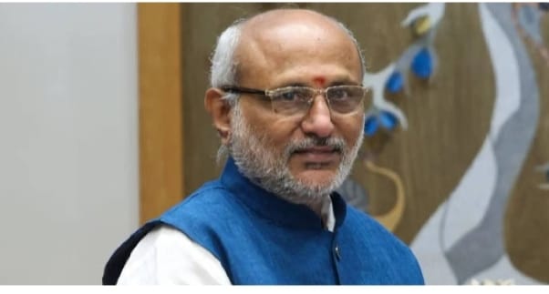 നമ്മള്‍ പരിസ്ഥിതി ഭ്രാന്തന്മാരാകരുത്, നദികളിലെ മണല്‍ നീക്കി വെള്ളപ്പൊക്കം തടയൂ; ഉപരാഷ്ട്രപതി
