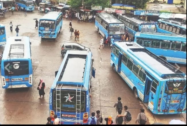 സ്വകാര്യ ബസുകള്‍ പായുന്നത് മദം പൊട്ടിയ ആനകളെപ്പോലെ, വേണ്ടപ്പെട്ടവര്‍ എന്ത് എടുക്കുന്നു?; രൂക്ഷ വിമര്‍ശനവുമായി ഹൈക്കോടതി