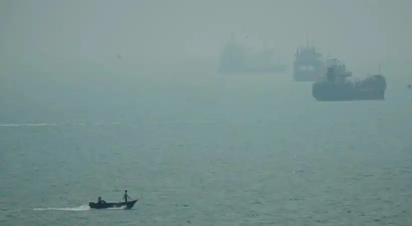 അമേരിക്കൻ യുദ്ധക്കപ്പലിനു നേരെ മിസൈല്‍ ആക്രമണം ; തുടർന്ന് 5 ഇറാനിയൻ എണ്ണ ടാങ്കറുകള്‍ തകര്‍ത്തതായി യുഎസ്