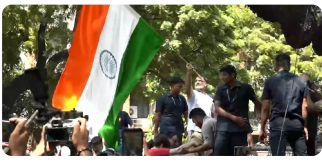 സമരച്ചൂടില്‍ ന്യൂഡല്‍ഹി; ബാരിക്കേഡിന് മുകളില്‍ കയറി ദേശീയ പതാകവീശി രാഹുല്‍ ഗാന്ധി