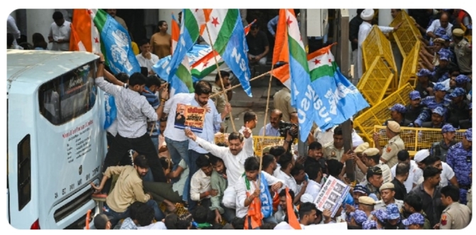 മൂന്നാം ദിനവും പ്രക്ഷുബ്ദമായി രാജ്യ തലസ്ഥാനം; പ്രതിപക്ഷ എംപിമാര്‍ രാജ്ഘട്ടിലെത്തി