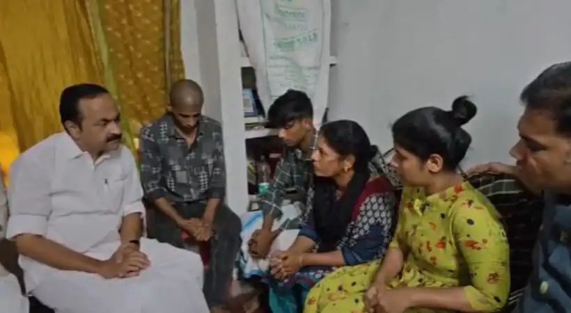 ചേരാനല്ലൂര്‍ വാഹനാപകടം: ജയബാലകൃഷ്ണന്റെ വീട് സന്ദര്‍ശിച്ച്‌ മുഖ്യമന്ത്രി